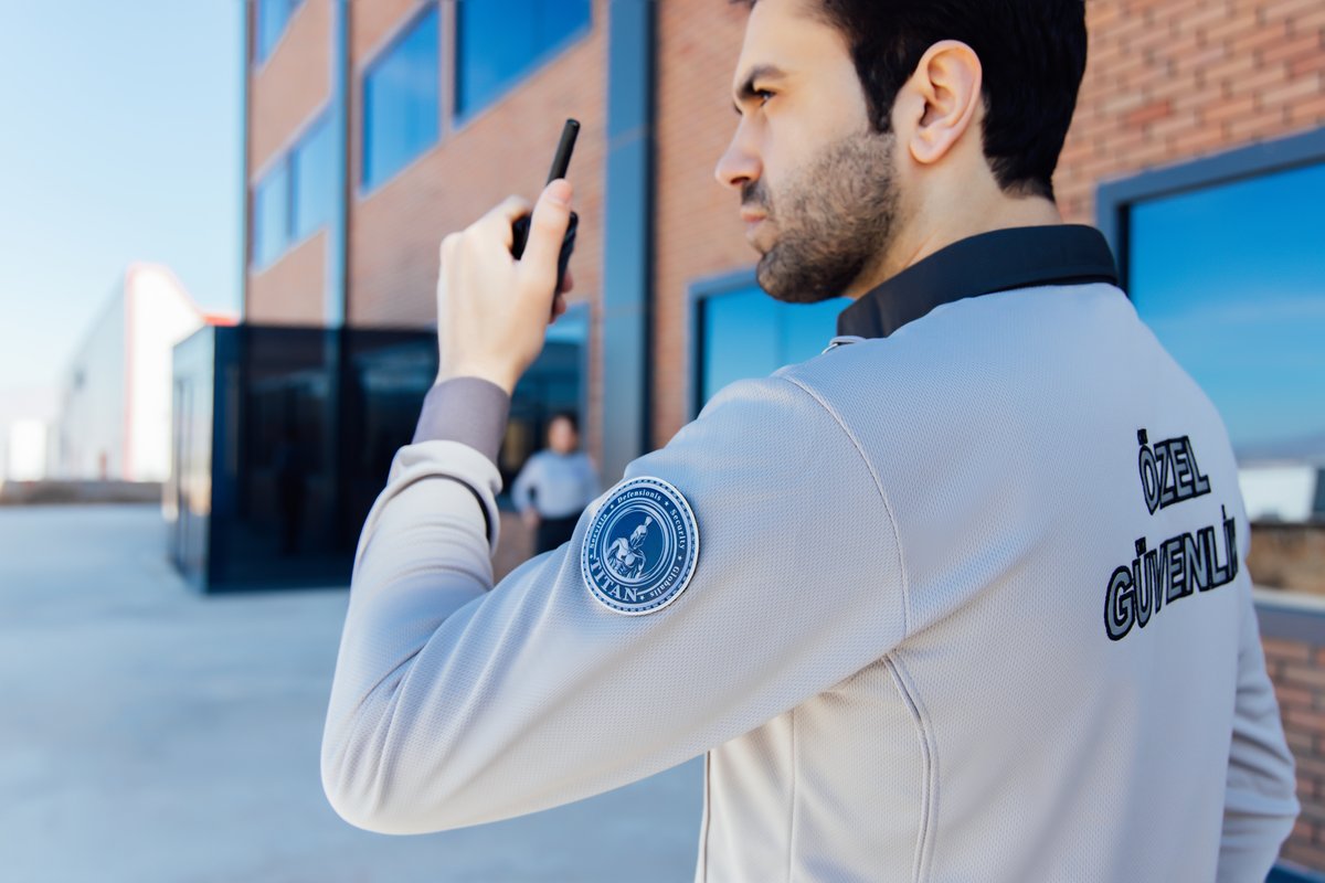 Titan güvenlik personelinin sahadaki iletişimi